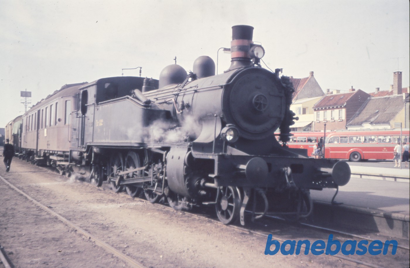 DF 132 i forspand med MP i godstog DF 132 i forspand med MP i godstog