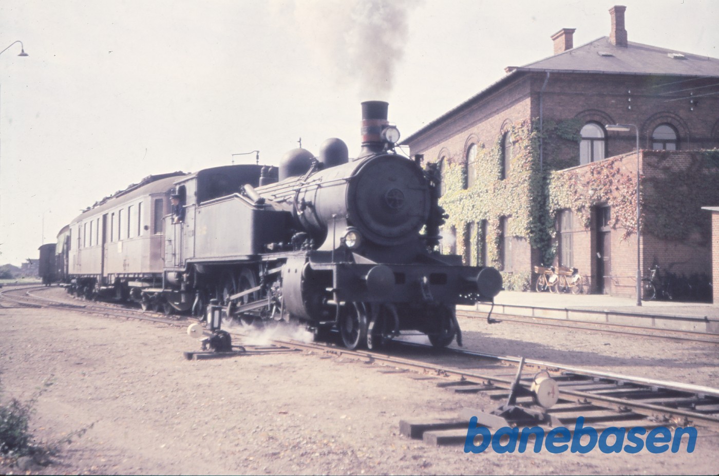 DF 132 i forspand med MP i godstog DF 132 i forspand med MP i godstog