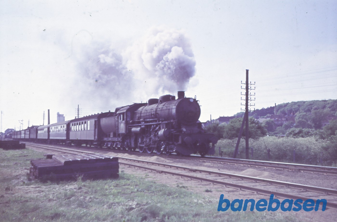 E-maskine med tog 250 under udkørsel E-maskine med tog 250 under udkørsel