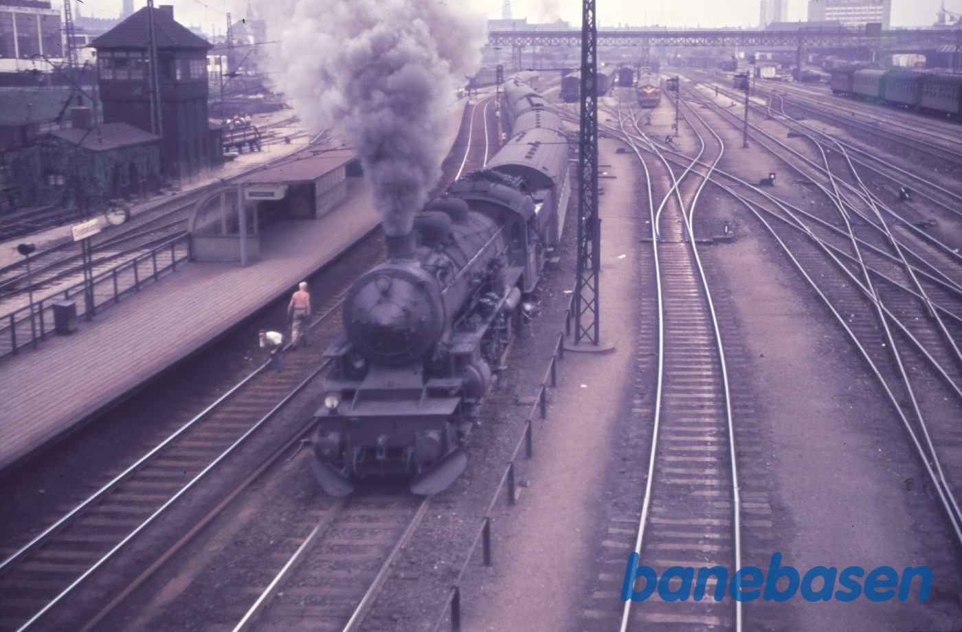E-maskine med tog 173 under udkørsel E-maskine med tog 173 under udkørsel