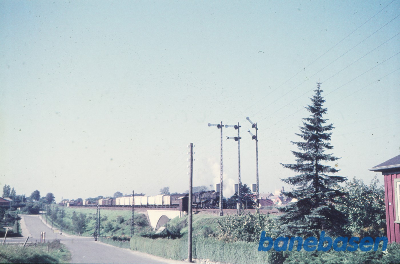 E-maskine med godstog 2036 under indkørsel E-maskine med godstog 2036 under indkørsel