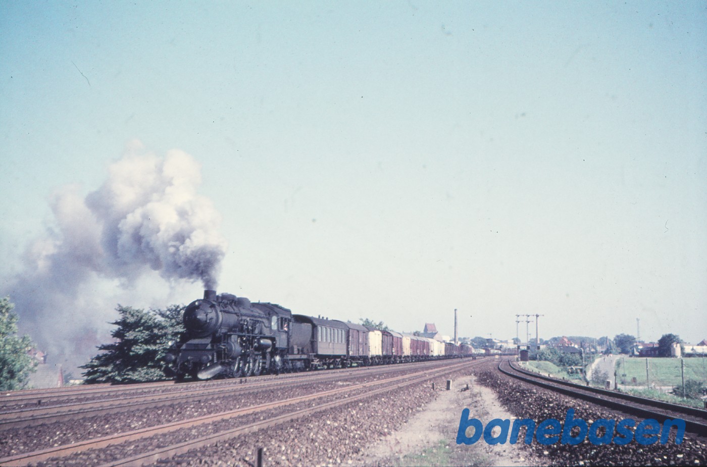 E-maskine med godstog under udkørsel mod vest E-maskine med godstog under udkørsel mod vest