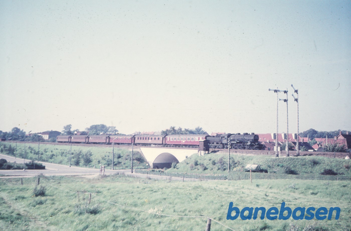 E-maskine med persontog under indkørsel fra vest E-maskine med persontog under indkørsel fra vest