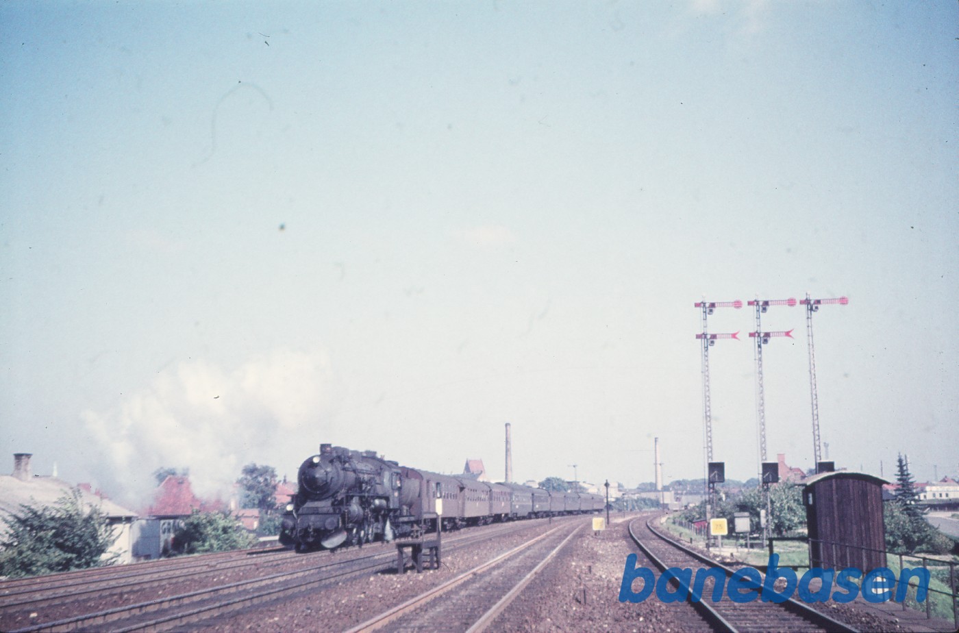 E-maskine med persontog under udkørsel mod vest E-maskine med persontog under udkørsel mod vest