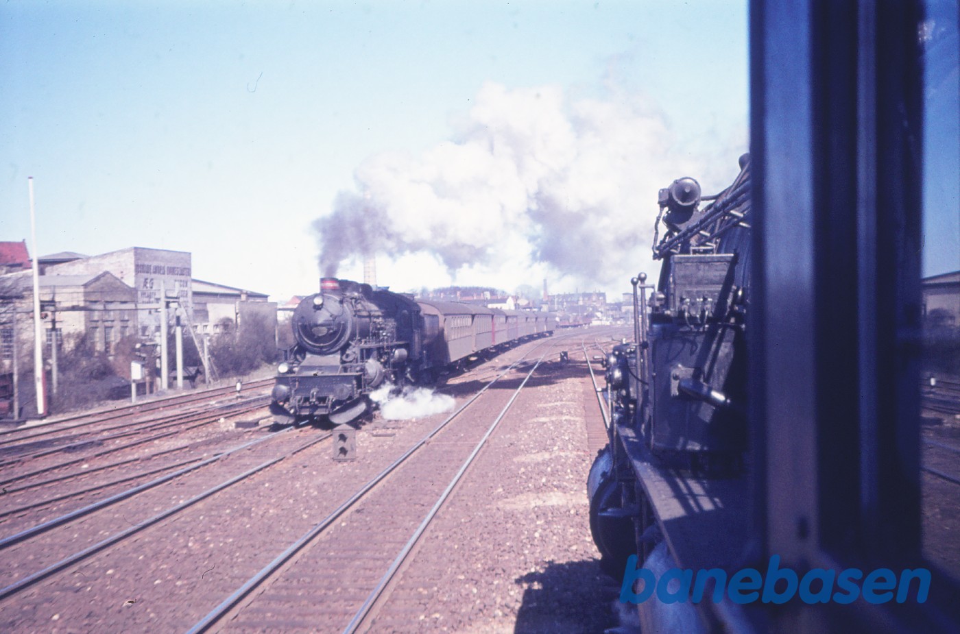 E-maskine med persontog under udkørsel mod vest E-maskine med persontog under udkørsel mod vest