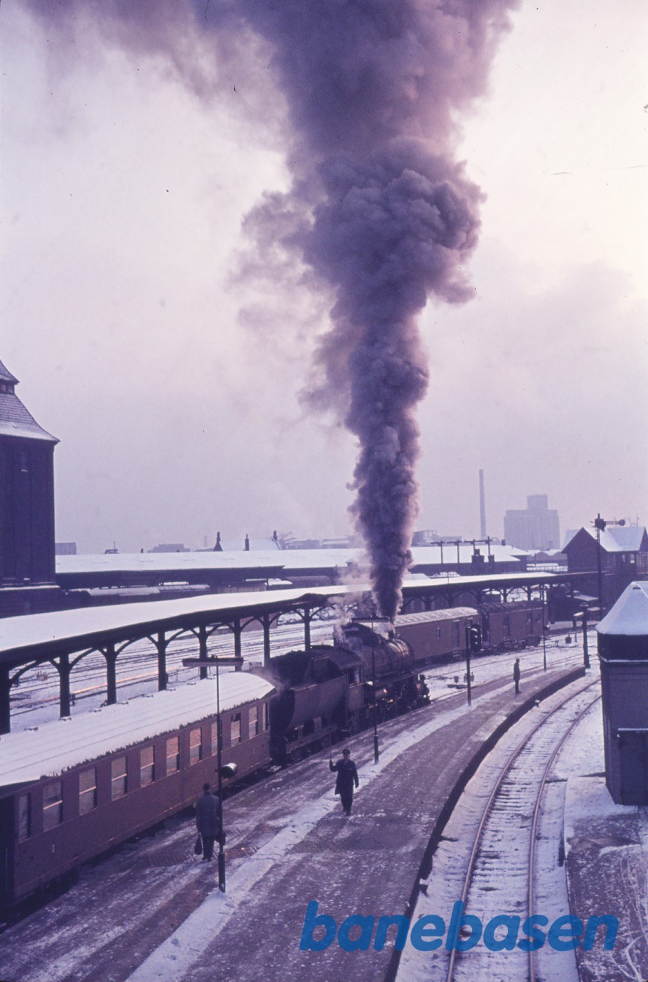 E-maskine med persontog ved perron E-maskine med persontog ved perron