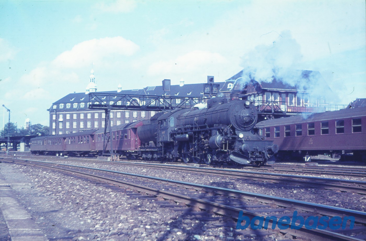 E 967 med persontog under udkørsel E 967 med persontog under udkørsel