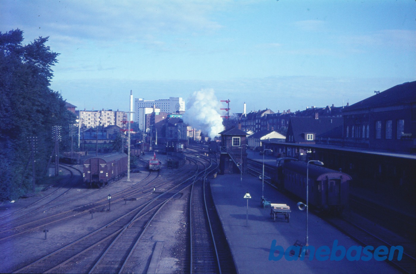Ålborg station, set mod nord fra "luftbroen" Ålborg station, set mod nord fra "luftbroen"