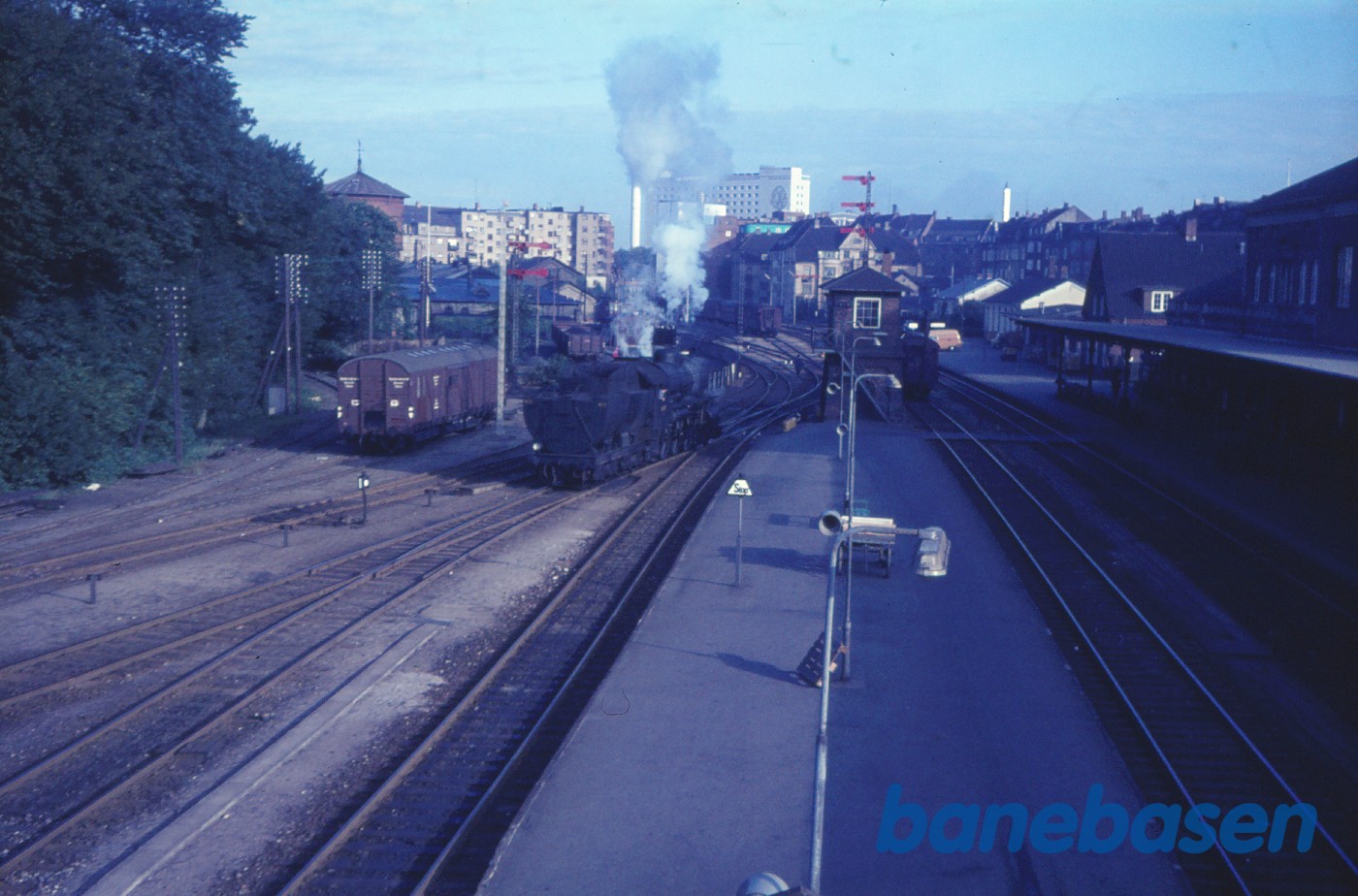 Ålborg station, set mod nord fra "luftbroen", E 972 rangerer Ålborg station, set mod nord fra "luftbroen", E 972 rangerer