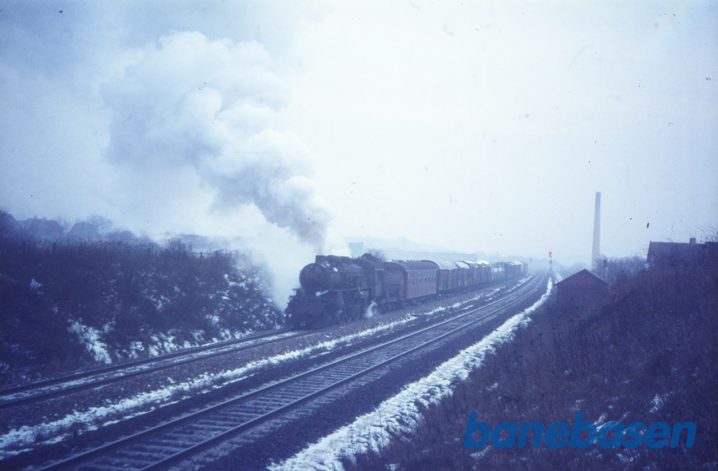 E-maskine med godstog under udkørsel mod Odense E-maskine med godstog under udkørsel mod Odense