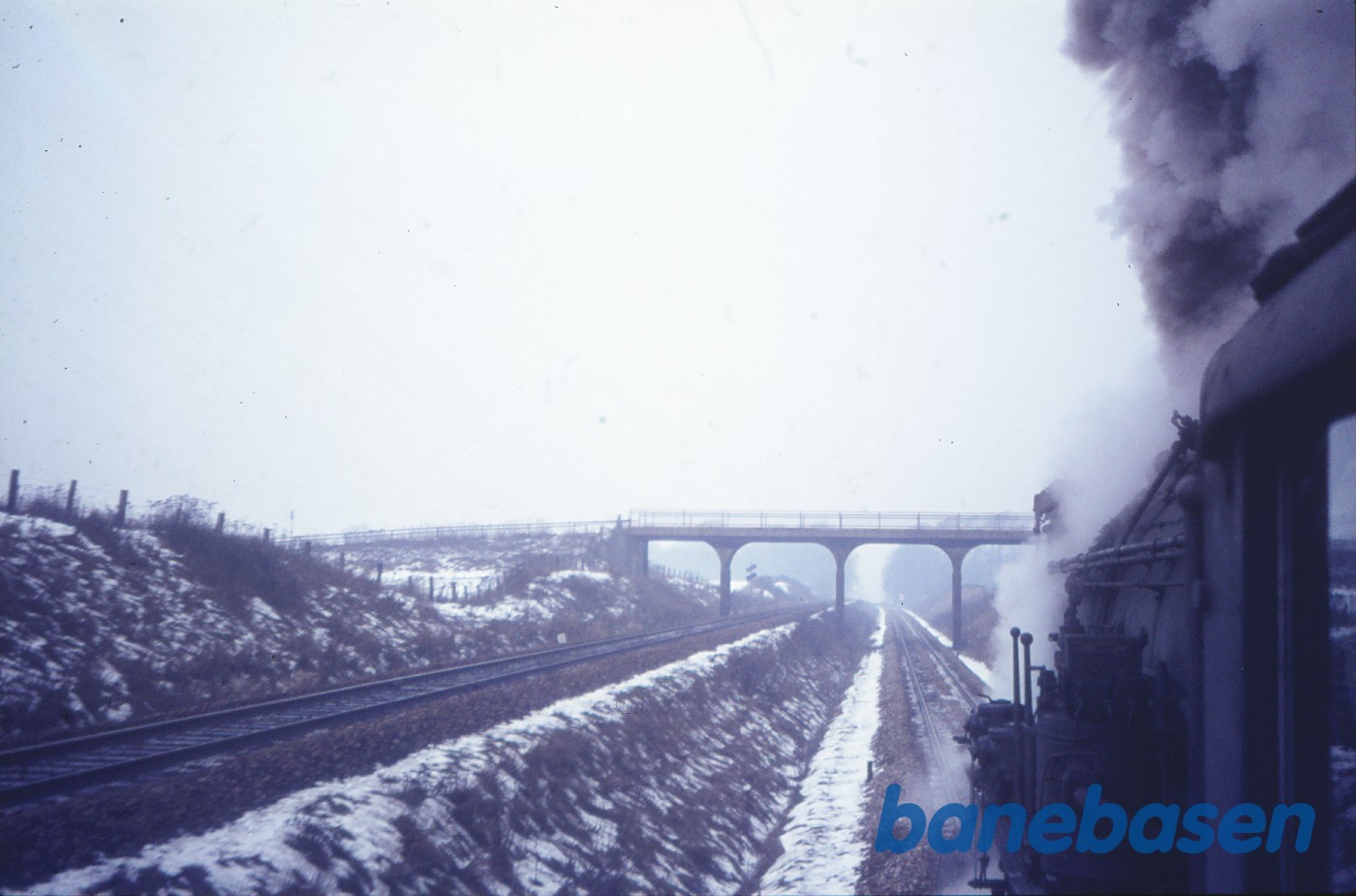 Vue fra fyrbøderens plads på E 980 med godstog mellem Nyborg og Odense Vue fra fyrbøderens plads på E 980 med godstog mellem Nyborg og Odense