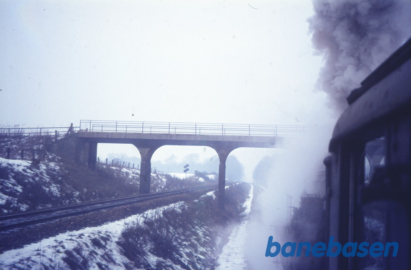 Vue fra fyrbøderens plads på E 980 med godstog mellem Nyborg og Odense Vue fra fyrbøderens plads på E 980 med godstog mellem Nyborg og Odense