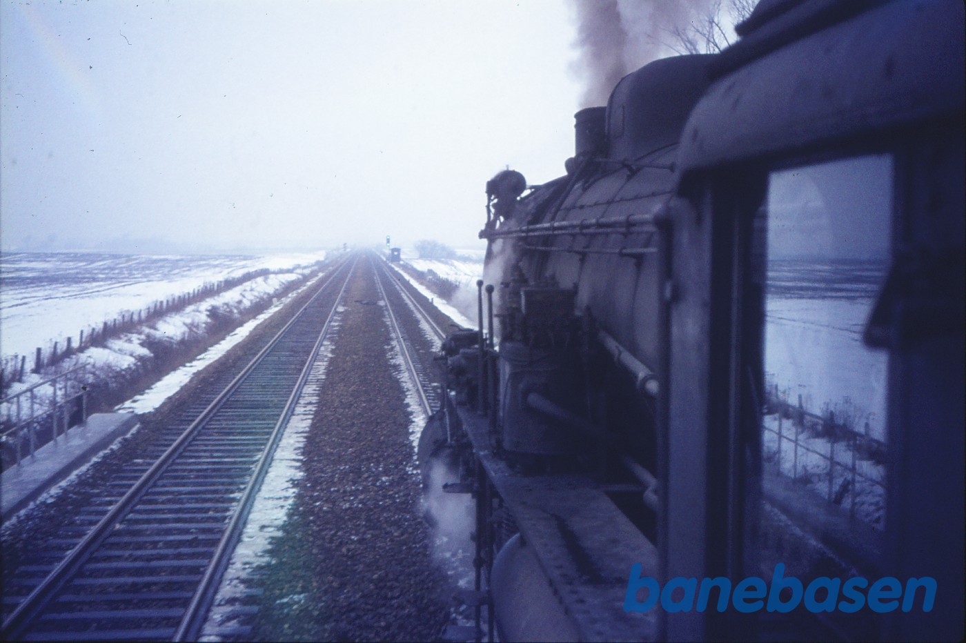 Vue fra fyrbøderens plads på E 980 med godstog mellem Nyborg og Odense Vue fra fyrbøderens plads på E 980 med godstog mellem Nyborg og Odense