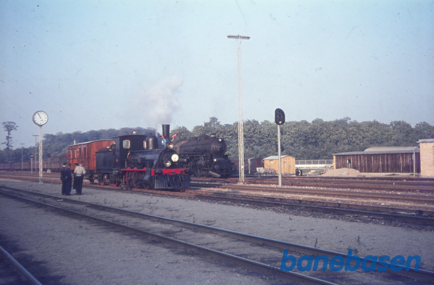 OHJ nr. 5 + ØSJS D 11, i baggrunden E-maskine OHJ nr. 5 + ØSJS D 11, i baggrunden E-maskine