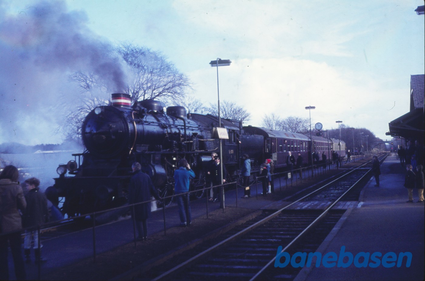 E 978 med udflugtstog for HgJK på Kalundborg-banen E 978 med udflugtstog for HgJK på Kalundborg-banen