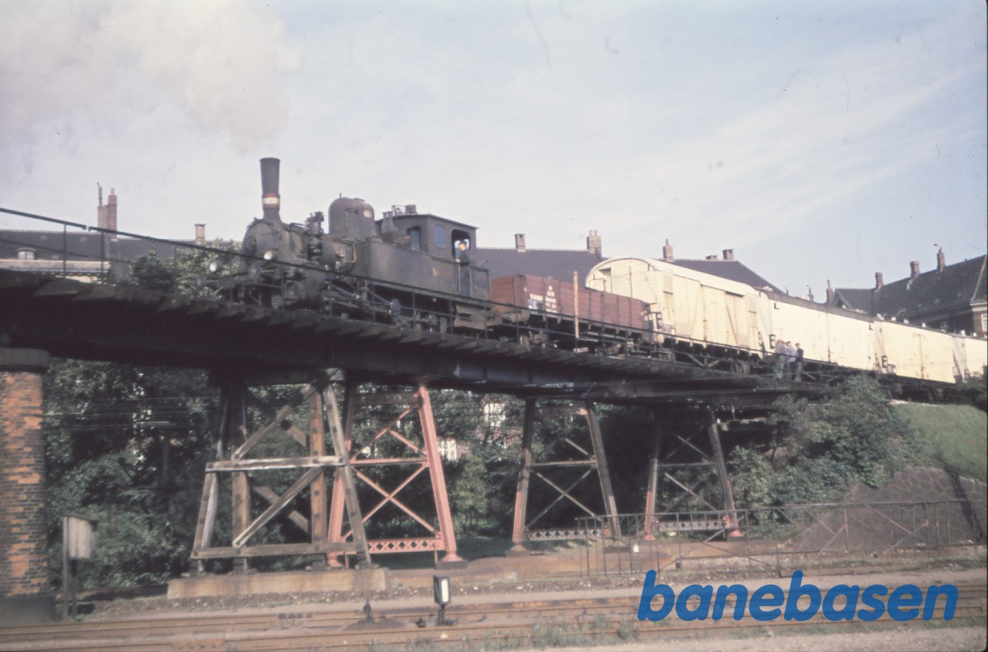 F-maskine rangerer med vogne til/fra Kødbyen på broen ved belvedere F-maskine rangerer med vogne til/fra Kødbyen på broen ved belvedere