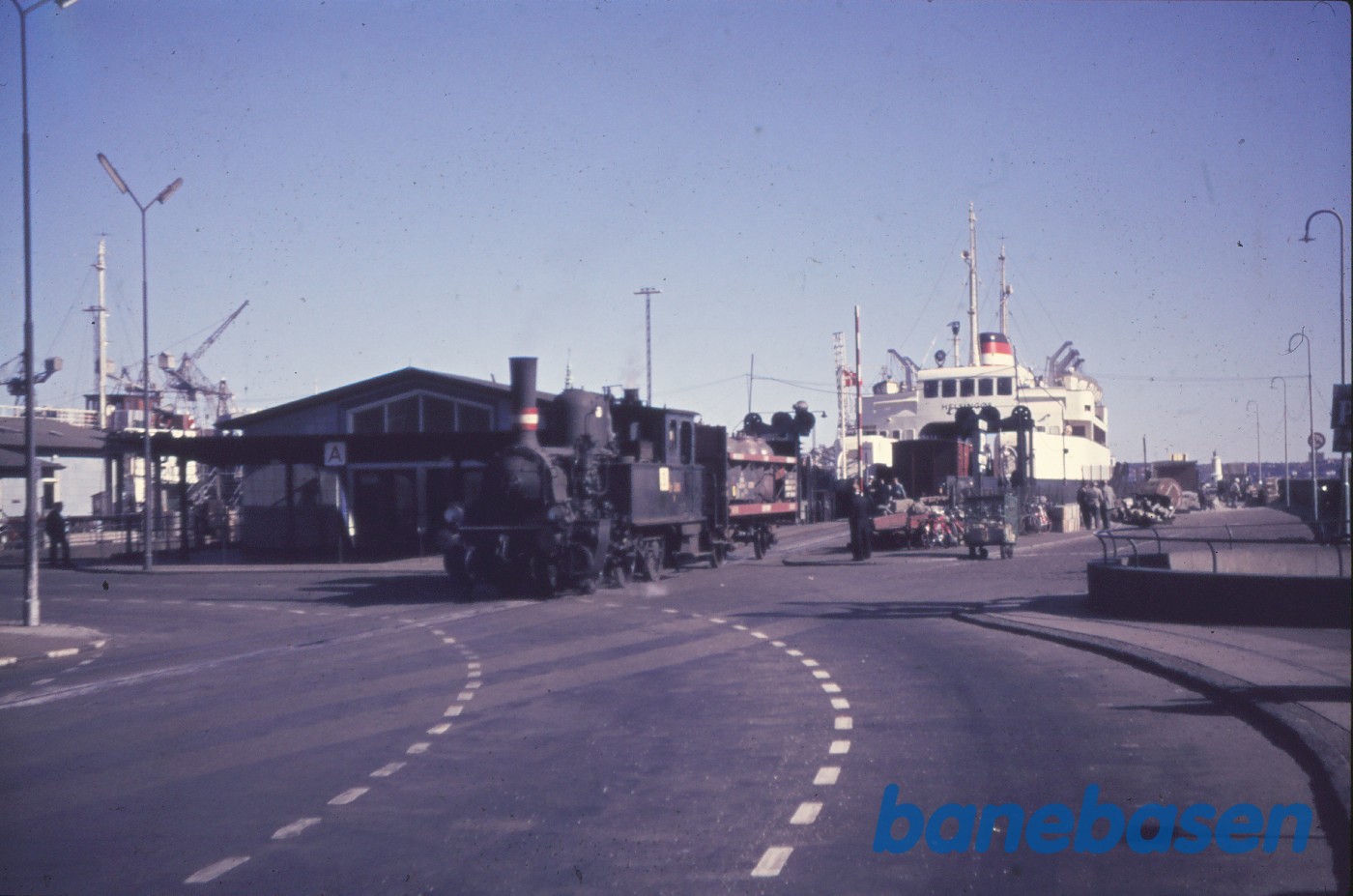 F 500 rangerer med syrekrukkevogn ved færgelejet F 500 rangerer med syrekrukkevogn ved færgelejet