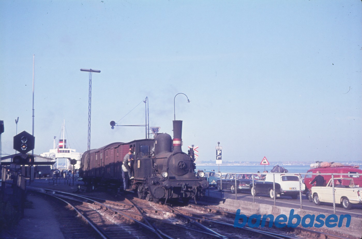 F 699 rangerer ved færgelejet F 699 rangerer ved færgelejet