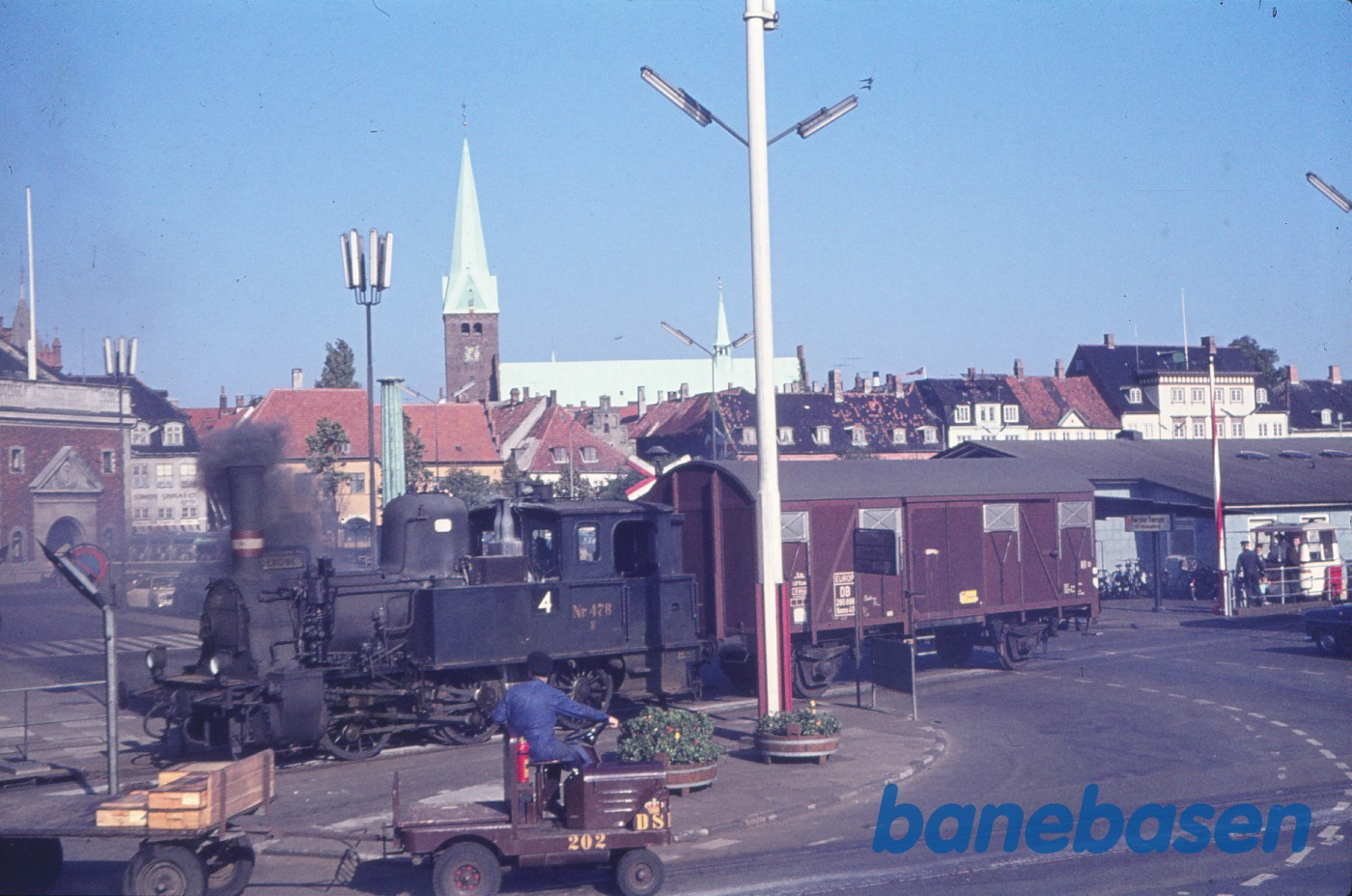 F 476 rangerer ved færgelejet F 476 rangerer ved færgelejet