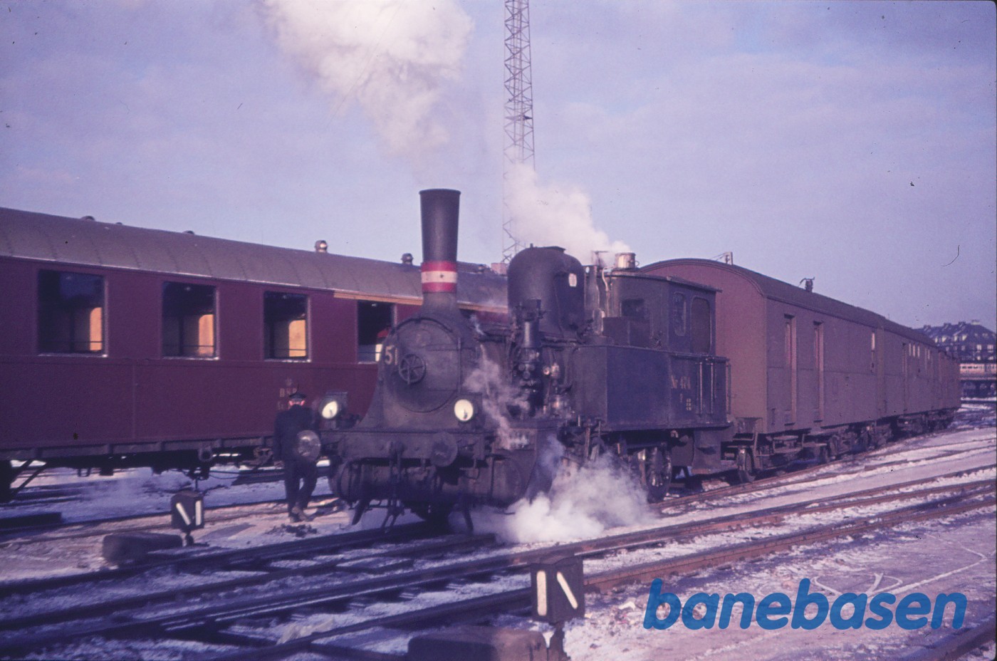 F 474 rangerer med postvogne F 474 rangerer med postvogne