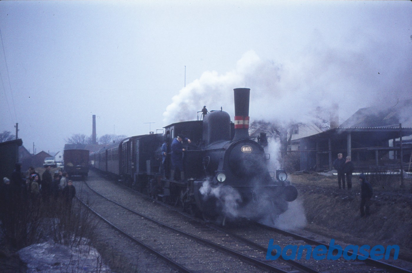 DSB F 665 + VLTJ nr. 5 med udflugtstog (afskedstur) på RHJ. Toget på vej mod Hadsund DSB F 665 + VLTJ nr. 5 med udflugtstog (afskedstur) på RHJ. Toget på vej mod Hadsund