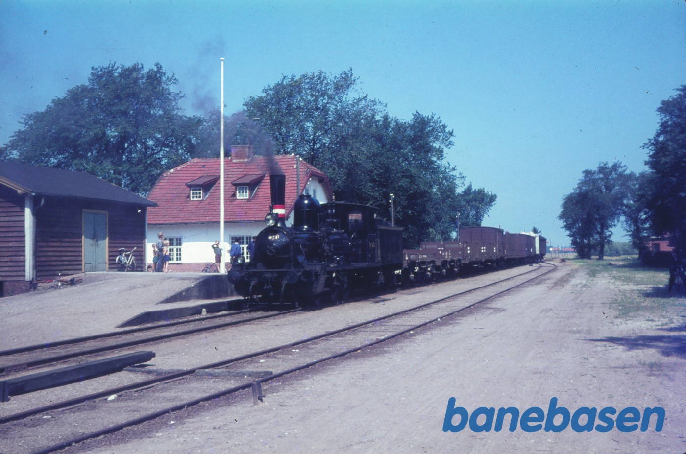 G 625 med godstog i.f.m. optagelser til filmen "Farvel til dampen", mellem Tølløse og St.Merløse G 625 med godstog i.f.m. optagelser til filmen "Farvel til dampen", mellem Tølløse og St.Merløse