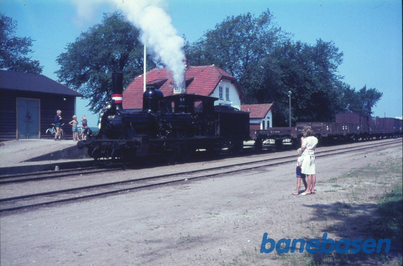 G 625 med godstog i.f.m. optagelser til filmen "Farvel til dampen", mellem Tølløse og St.Merløse G 625 med godstog i.f.m. optagelser til filmen "Farvel til dampen", mellem Tølløse og St.Merløse