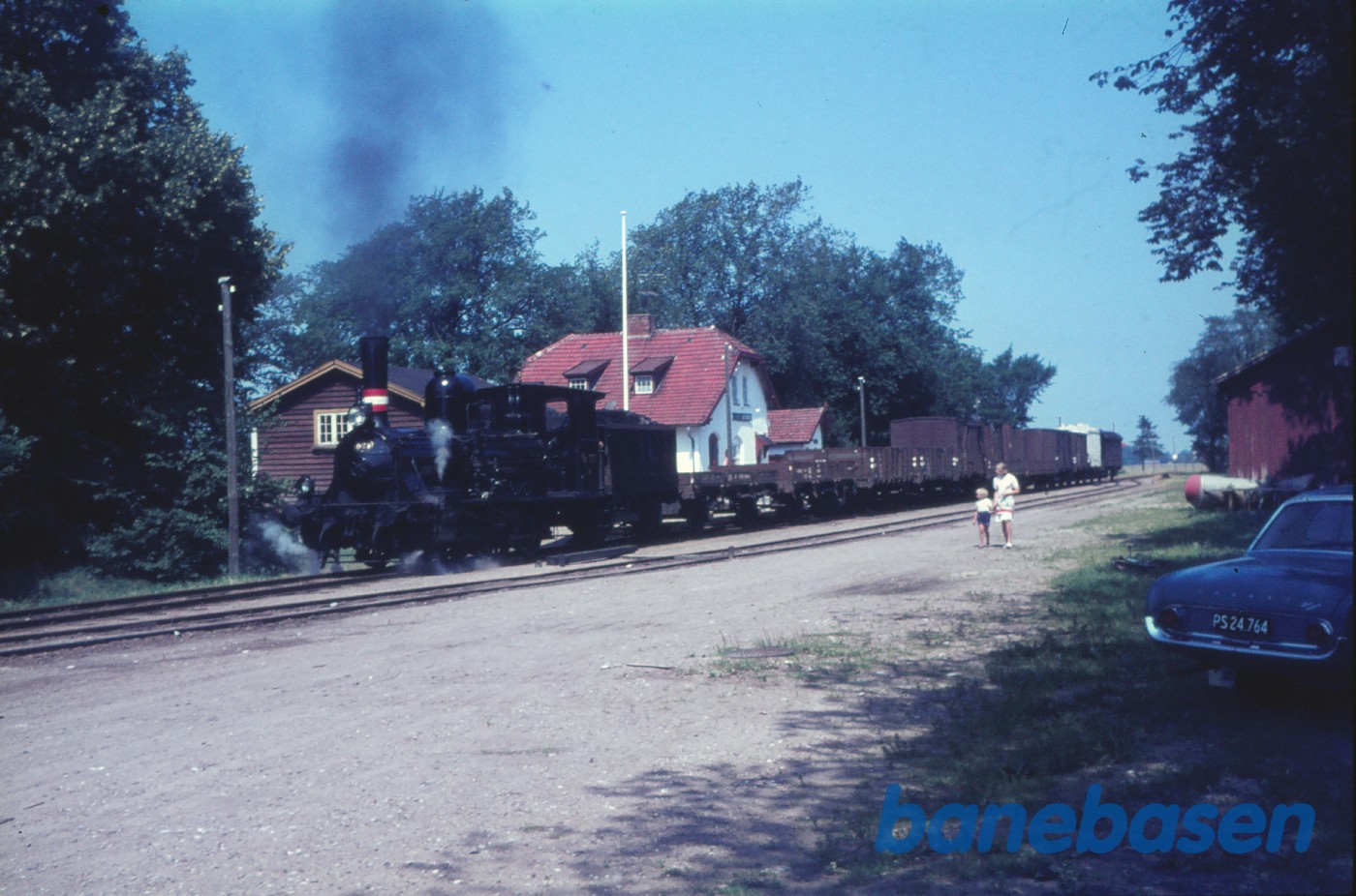 G 625 med godstog i.f.m. optagelser til filmen "Farvel til dampen", mellem Tølløse og St.Merløse G 625 med godstog i.f.m. optagelser til filmen "Farvel til dampen", mellem Tølløse og St.Merløse