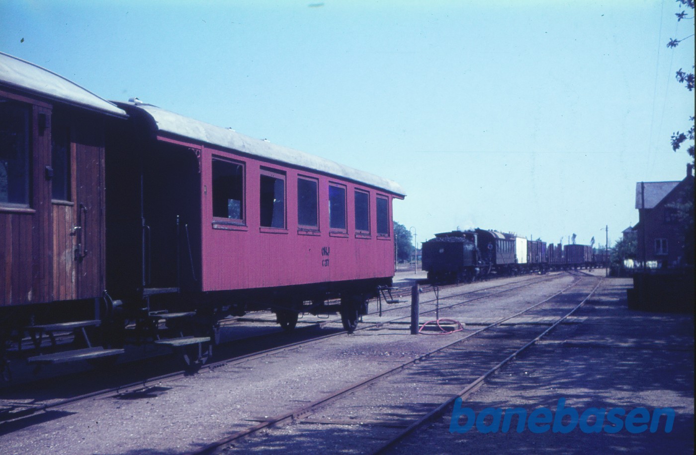 G 625 retur med godstog i.f.m. optagelser til filmen "Farvel til dampen", mellem Tølløse og St.Merløse G 625 retur med godstog i.f.m. optagelser til filmen "Farvel til dampen", mellem Tølløse og St.Merløse