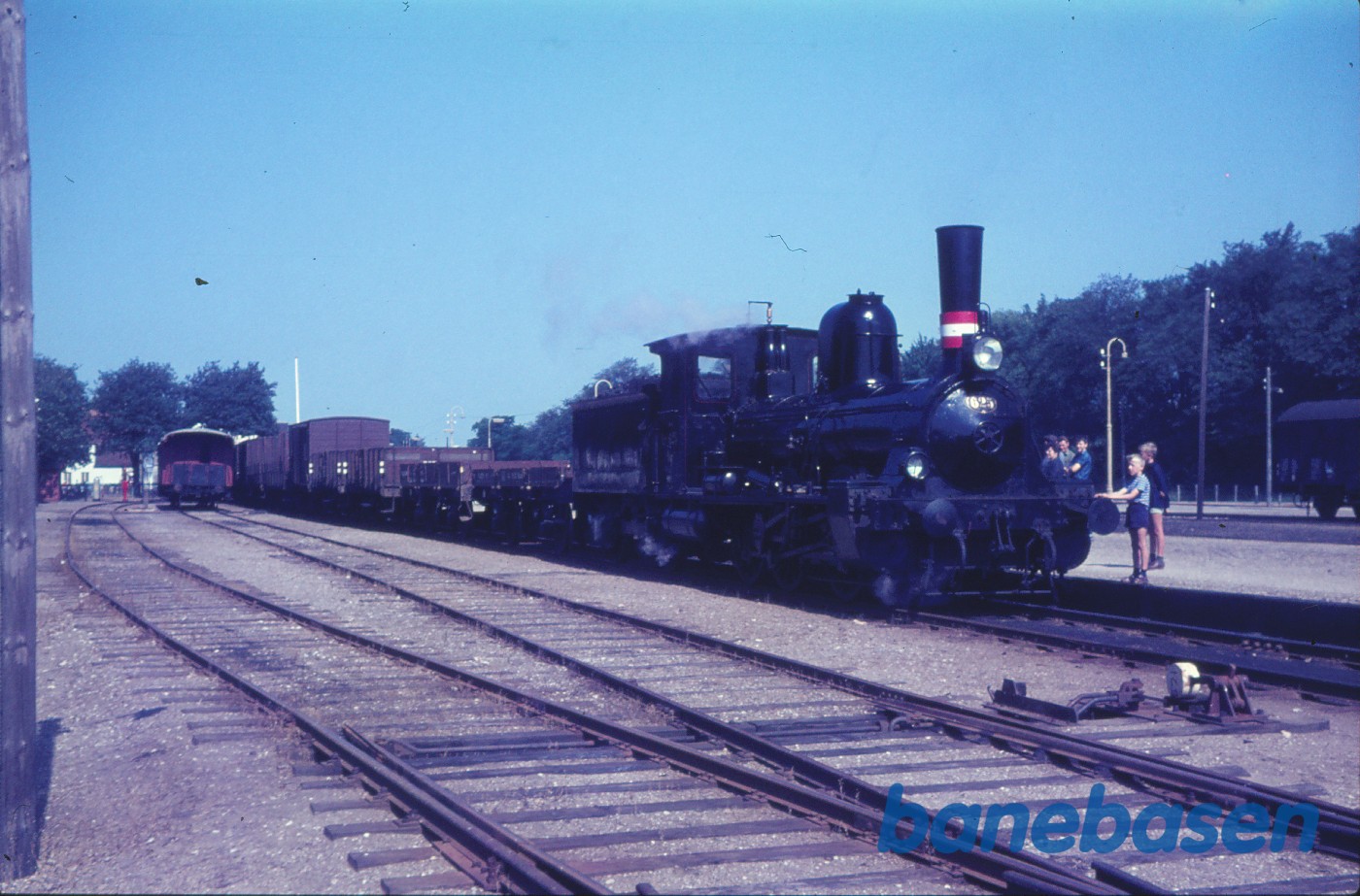 G 625 med godstog i.f.m. optagelser til filmen "Farvel til dampen", mellem Tølløse og St.Merløse G 625 med godstog i.f.m. optagelser til filmen "Farvel til dampen", mellem Tølløse og St.Merløse