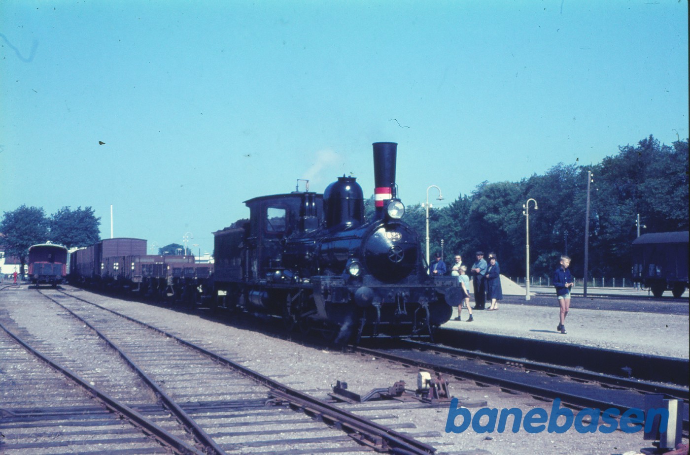 G 625 med godstog i.f.m. optagelser til filmen "Farvel til dampen", mellem Tølløse og St.Merløse G 625 med godstog i.f.m. optagelser til filmen "Farvel til dampen", mellem Tølløse og St.Merløse