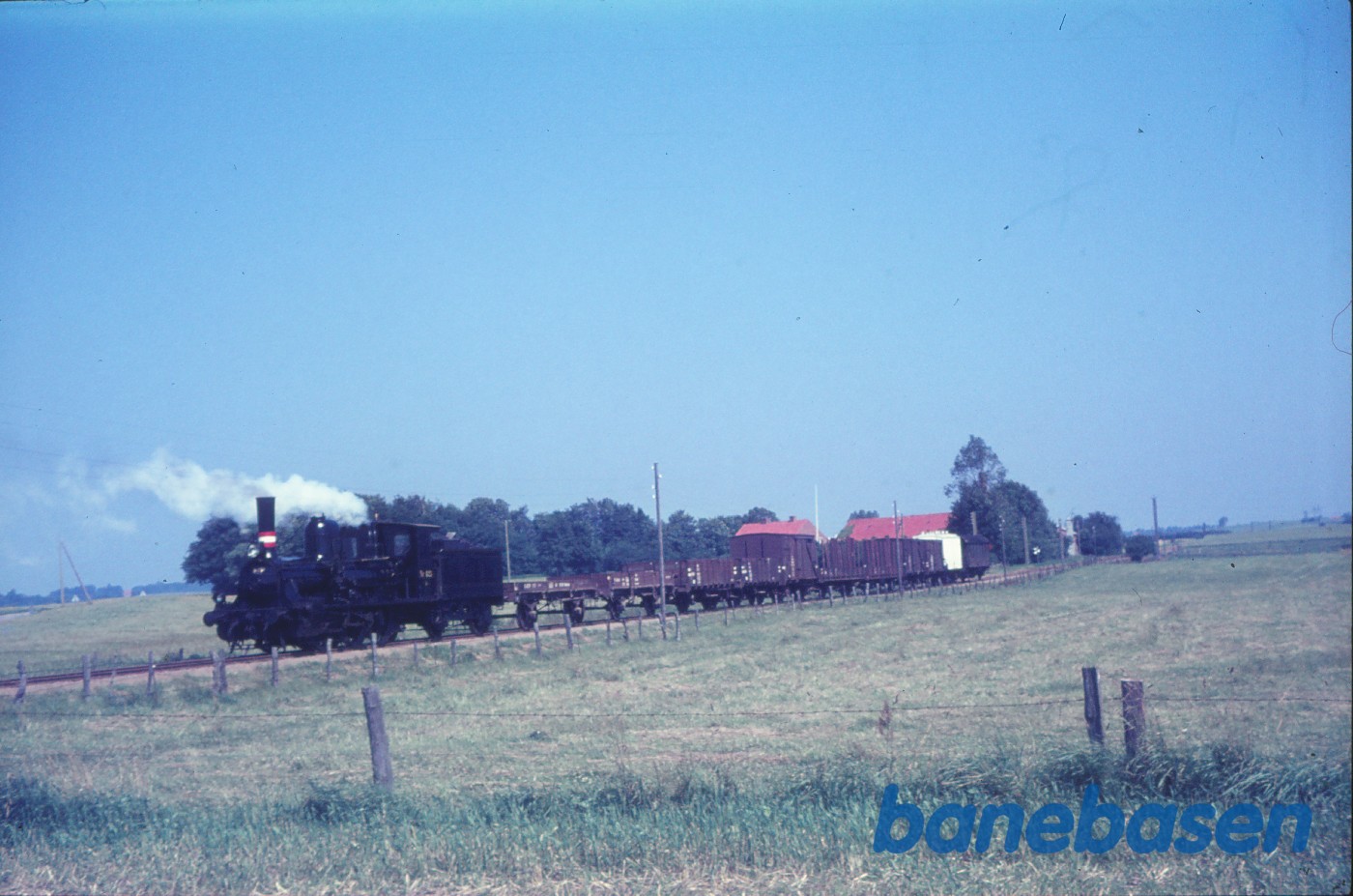 G 625 med godstog i.f.m. optagelser til filmen "Farvel til dampen", mellem Tølløse og St.Merløse G 625 med godstog i.f.m. optagelser til filmen "Farvel til dampen", mellem Tølløse og St.Merløse