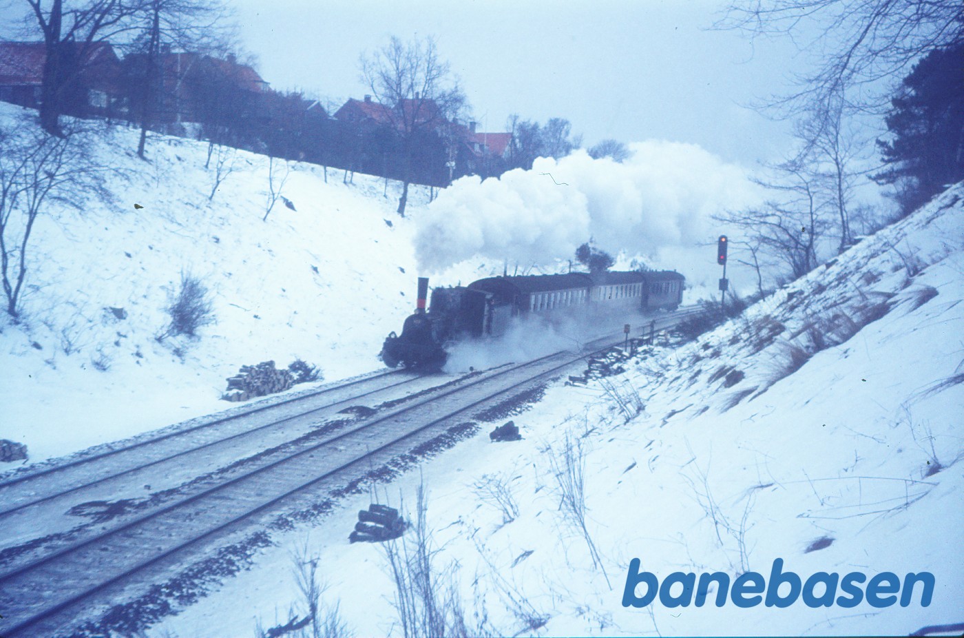 DJK-udflugtstog med HTJ G 625 under udkørsel DJK-udflugtstog med HTJ G 625 under udkørsel