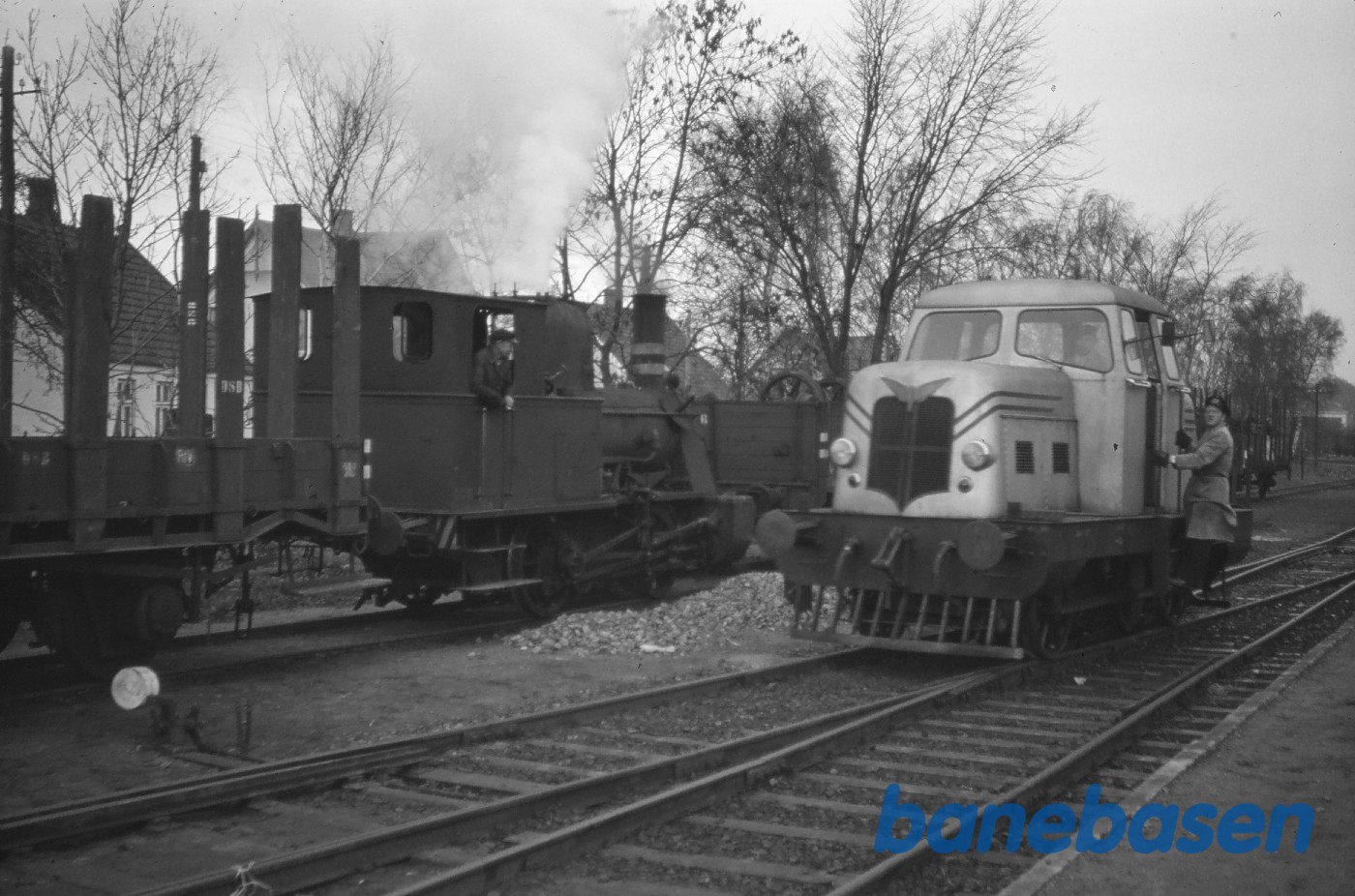 T 3 rangerer, i baggrunden DDS nr. 11 T 3 rangerer, i baggrunden DDS nr. 11