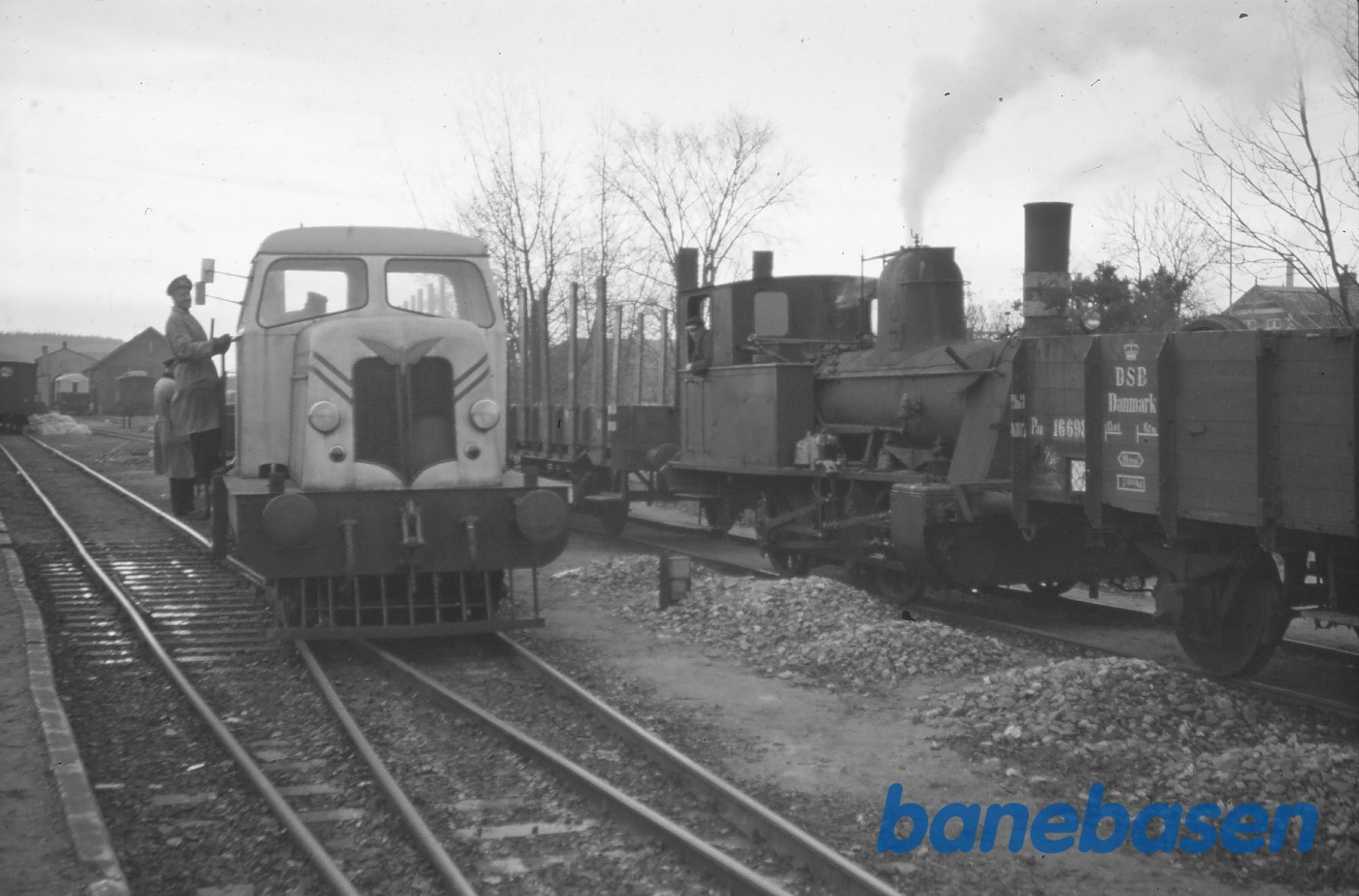 T 3 rangerer, i baggrunden DDS nr. 11 T 3 rangerer, i baggrunden DDS nr. 11