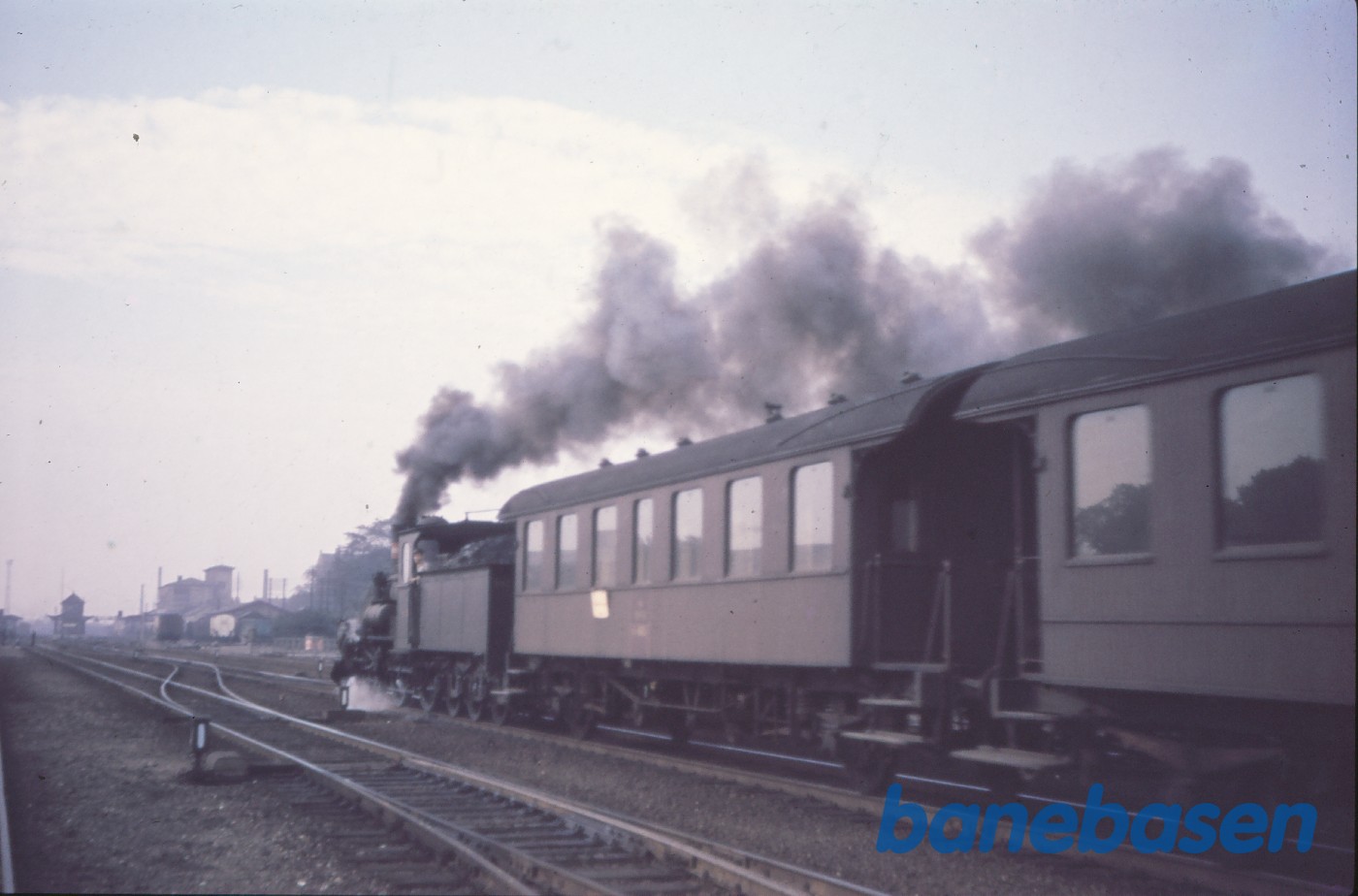 K 582 med ballasttog under indkørsel fra København K 582 med ballasttog under indkørsel fra København