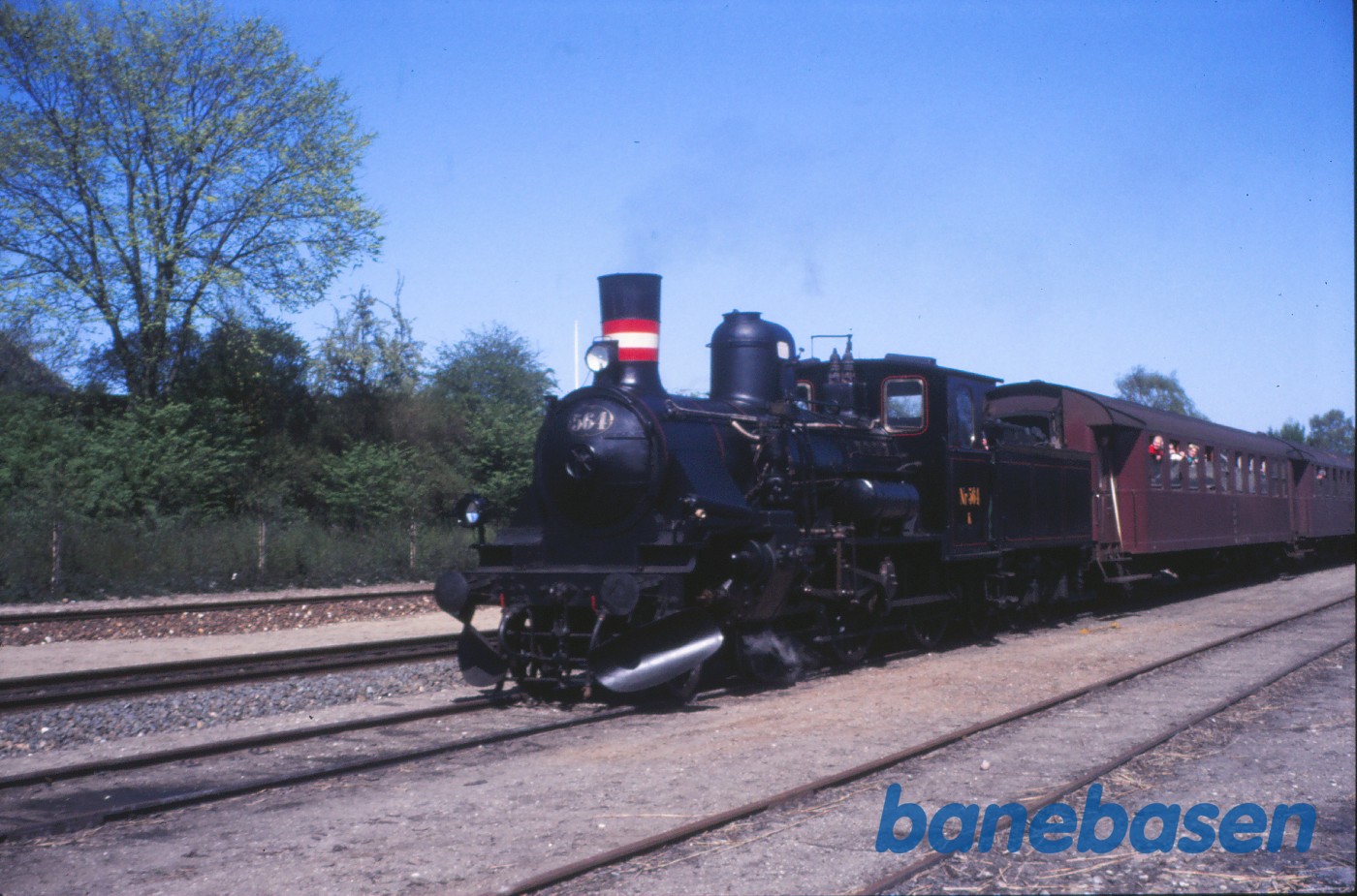 DSB K 564 med udflugtstog for SDDV DSB K 564 med udflugtstog for SDDV