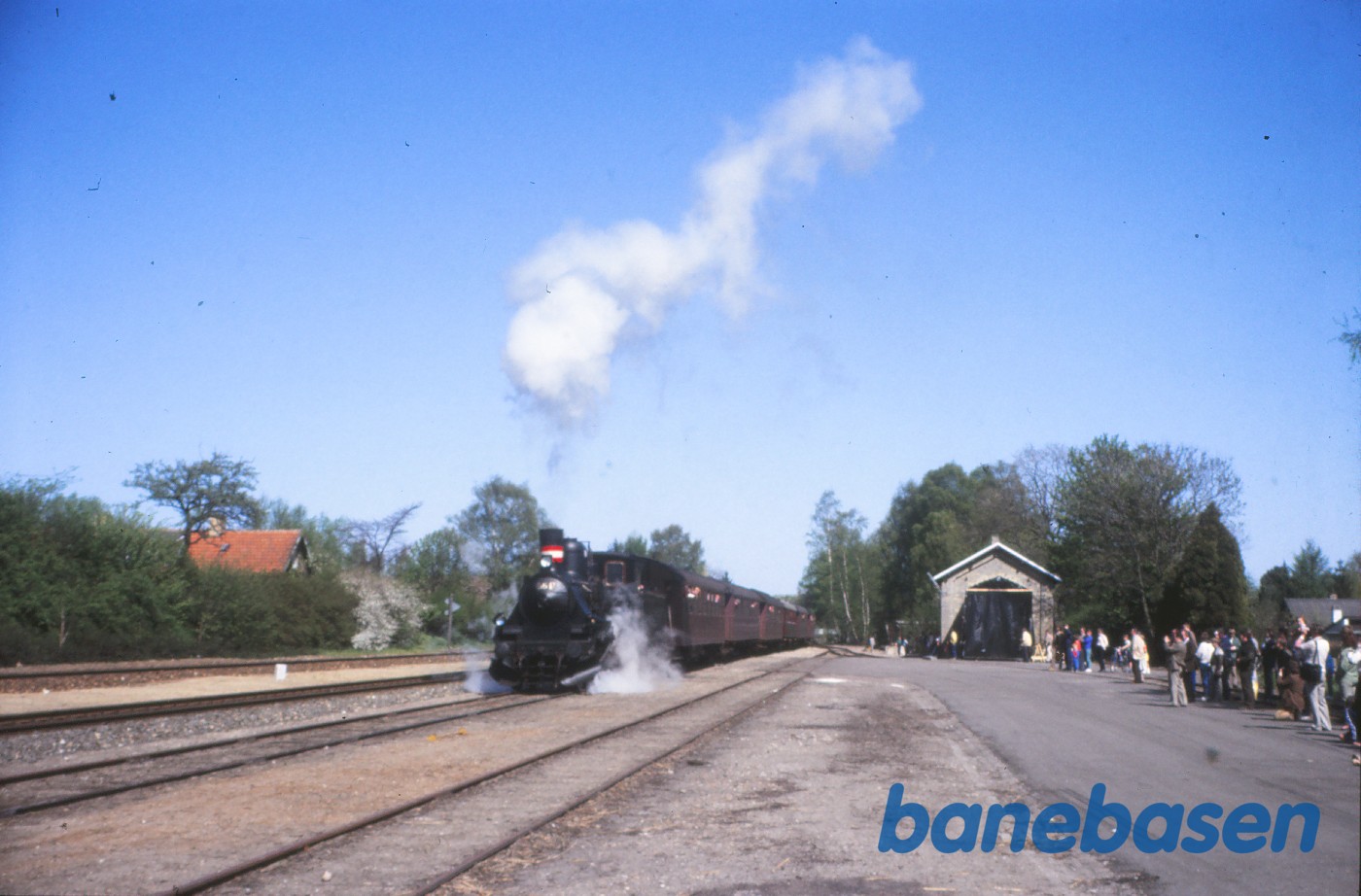 DSB K 564 med udflugtstog for SDDV DSB K 564 med udflugtstog for SDDV