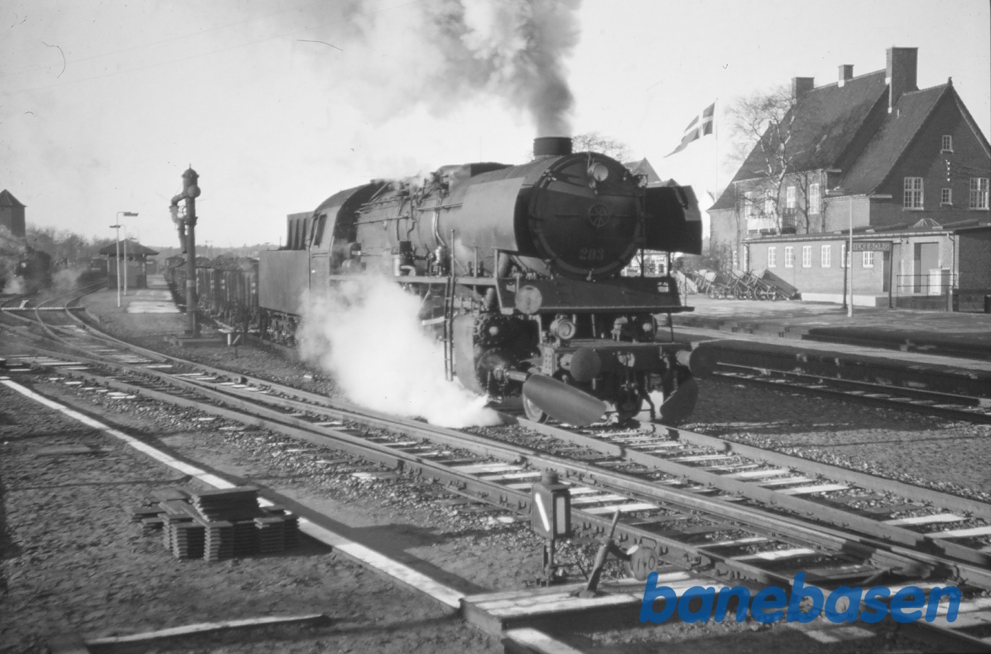 N 203 med brunkulstog fra Brande N 203 med brunkulstog fra Brande