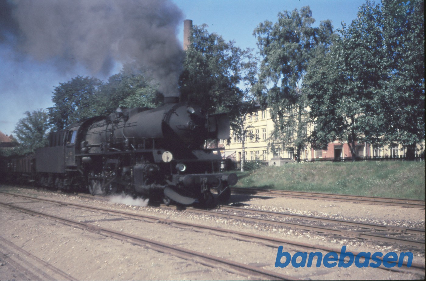 N 202 med brunkulstog under udkørsel mod Skanderbor N 202 med brunkulstog under udkørsel mod Skanderbor
