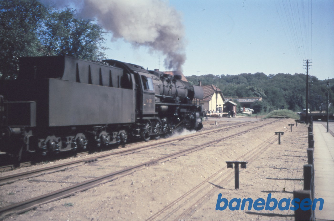 N 202 med brunkulstog under udkørsel mod Skanderbor N 202 med brunkulstog under udkørsel mod Skanderbor