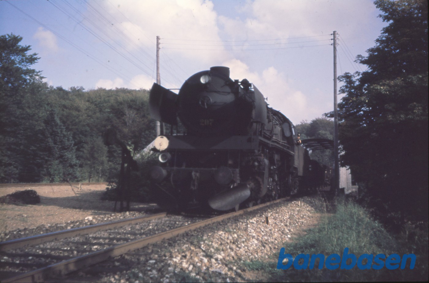 N 207 med tomt brunkulstog under indkørsel fra Skanderborg N 207 med tomt brunkulstog under indkørsel fra Skanderborg