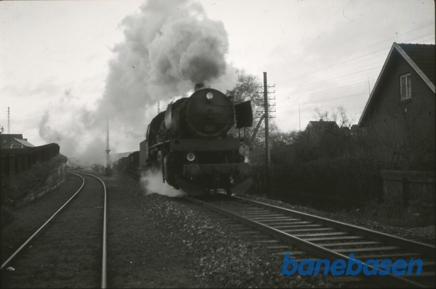 N 207 med tomt brunkulstog under udkørsel mod Funder N 207 med tomt brunkulstog under udkørsel mod Funder