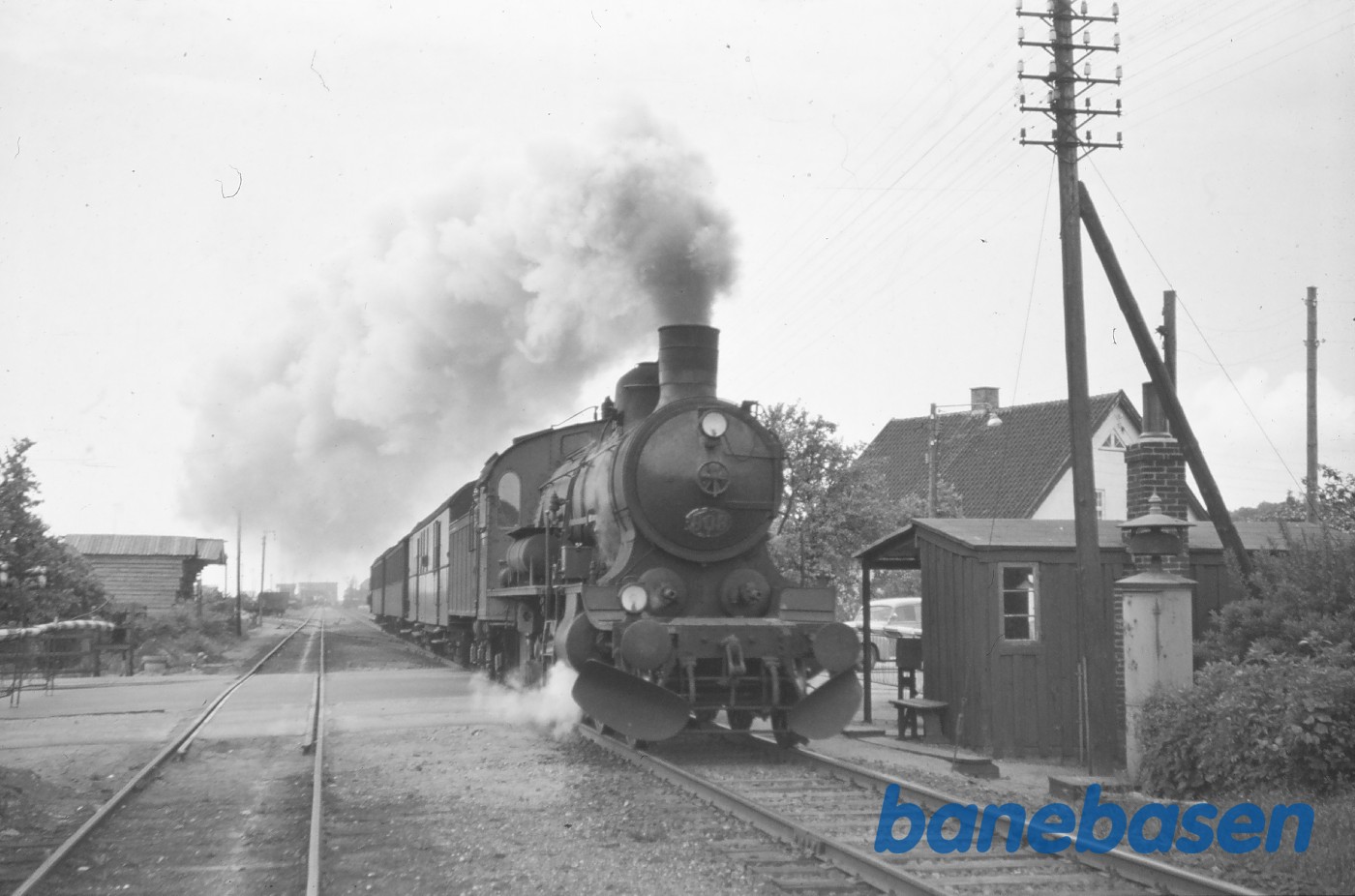 P 909 med tog 244 under udkørsel P 909 med tog 244 under udkørsel