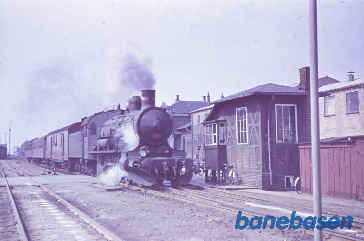 P 911 med tog 244 under udkørsel P 911 med tog 244 under udkørsel