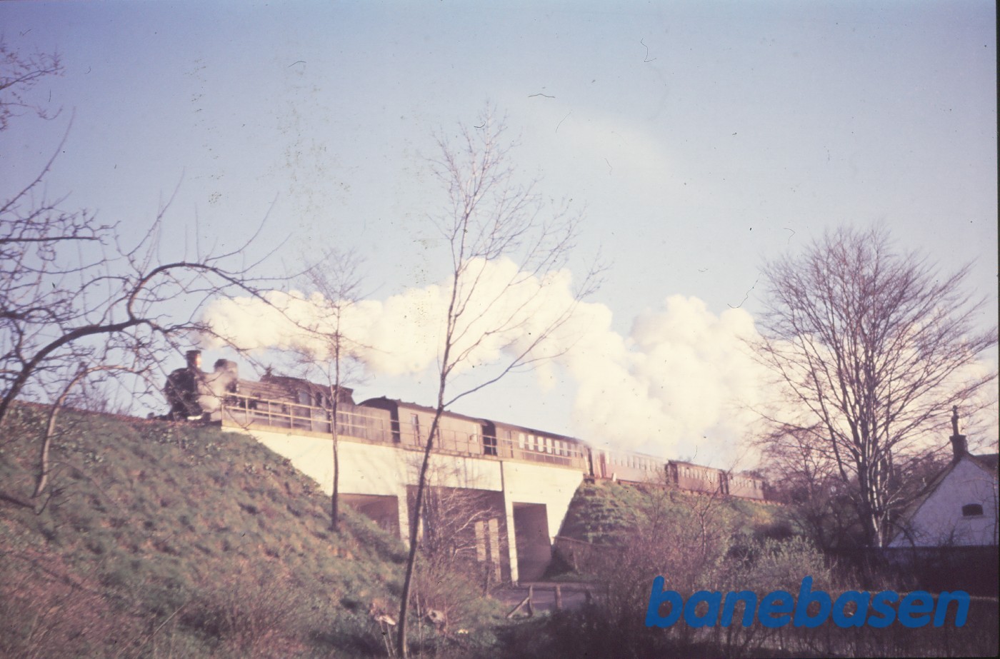 P-maskine med tog 408 passerer bro over Stubbedamsvej P-maskine med tog 408 passerer bro over Stubbedamsvej