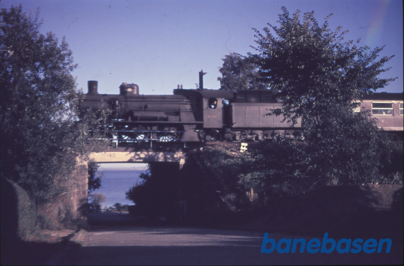 P 917 med tog 453 passerer bro for Bøgebakken P 917 med tog 453 passerer bro for Bøgebakken