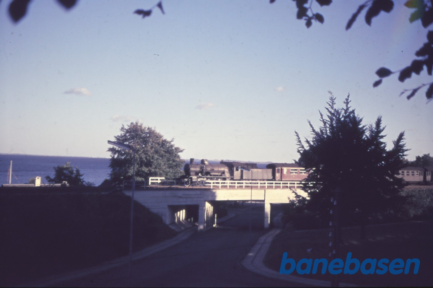 P-maskine med tog 453 passerer bro over Stubbedamsvej P-maskine med tog 453 passerer bro over Stubbedamsvej