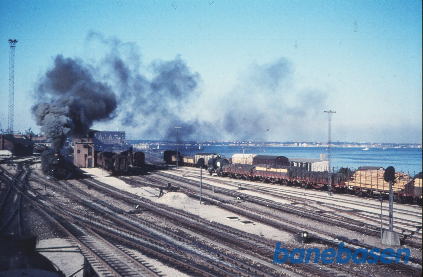 Helsingør station med tog 464 under udkørsel Helsingør station med tog 464 under udkørsel