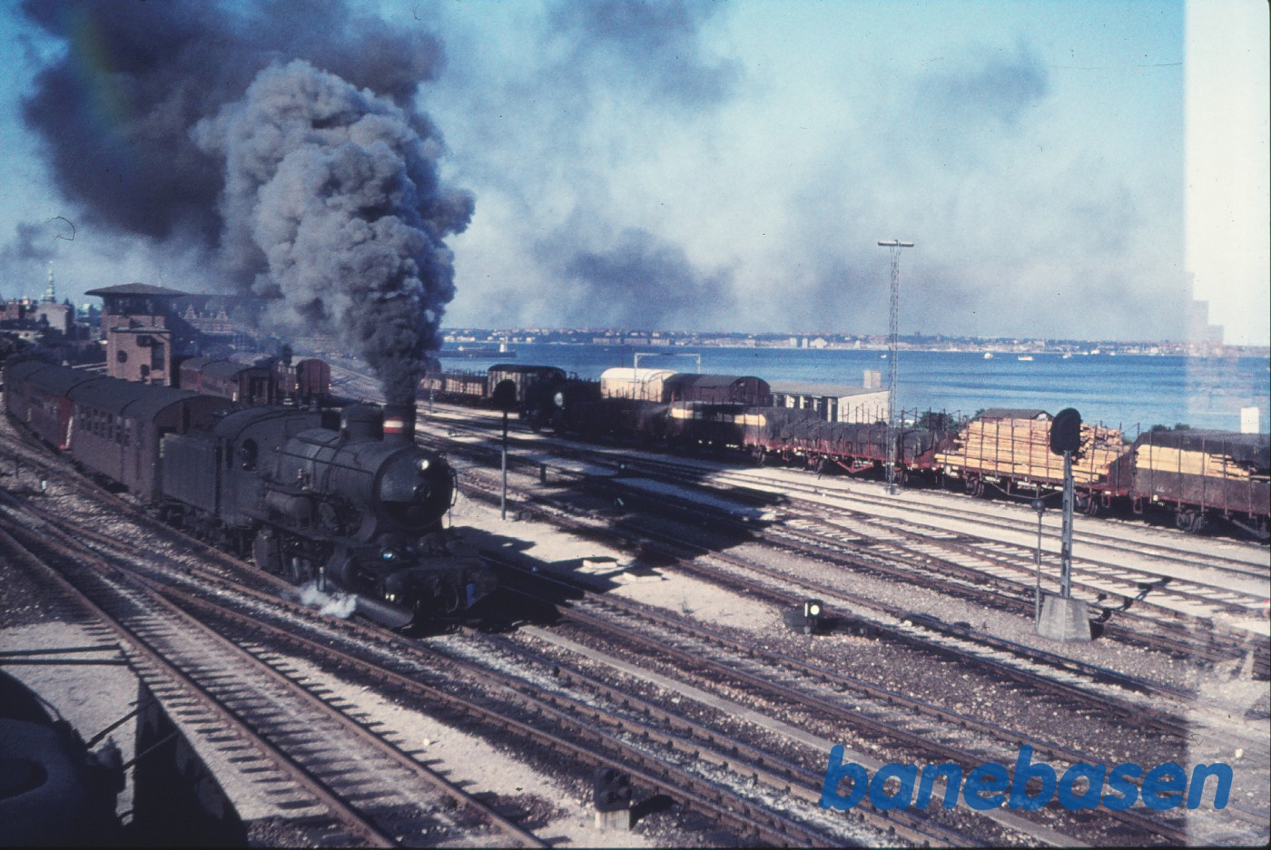 P-maskine med tog 464 under udkørsel P-maskine med tog 464 under udkørsel